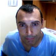 Insegnante impartisce lezioni di storia per studenti dai più piccoli ai più grandi fino la maturità